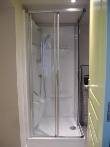 uma cabina de duche em vidro numa casa de banho com WC em Art et Nature em Abbeville
