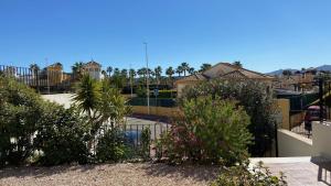 - une vue sur un parc avec des arbres et des maisons dans l'établissement casa limon, à Mazarrón