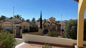 une maison avec une clôture devant elle dans l'établissement casa limon, à Mazarrón