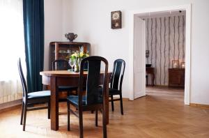 ein Esszimmer mit einem Tisch und Stühlen sowie ein Zimmer mit einer Tür in der Unterkunft Cichy apartament w centrum Nowy Sącz in Nowy Sącz