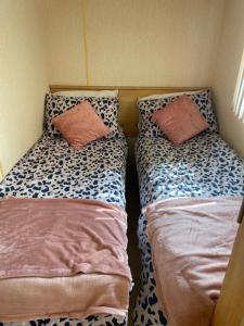 zwei Betten nebeneinander in einem Zimmer in der Unterkunft Yellow 3 Caravan Ingoldmells 6 berth 3 bedrooms in Skegness