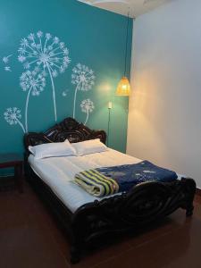 a bedroom with a bed with a blue wall at Toto gest house in Ninh Binh