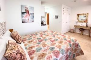 a bedroom with a large bed and a desk at Estudios Costavigía Mazagón by Ramona in Mazagón
