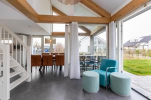 - une salle à manger avec une table et des chaises dans l'établissement Strandvilla 30 Renesse, à Renesse