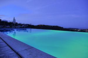 Agriturismo Il Serraglio内部或周边的泳池