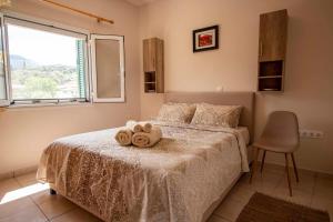 1 dormitorio con 1 cama con 2 toallas en Casa Greca Vacation Home Acharavi Corfu en Acharavi