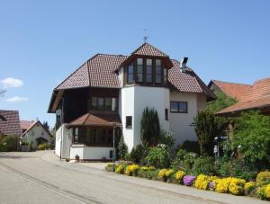 una casa con techo de baldosa en una calle en Land-gut-Hotel Landgasthof Hotel Ochsen, en Schömberg