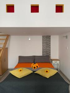 布達佩斯的住宿－Sunflowers Apartman，一间卧室配有一张床,上面有2把向日葵