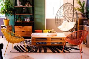 Zimmer mit 2 Stühlen, einem Tisch und einem Spiegel in der Unterkunft Vakantiepark de Molenhoek in Kamperland + 25 Fotos