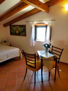 - une chambre avec un lit, une table et des chaises dans l'établissement Casa Vacanze Nonno Aldo, à Minori