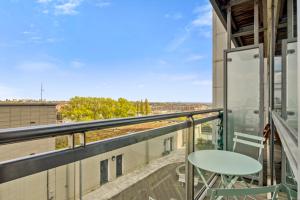 un balcone con tavolo e sedie su un edificio di Delightful Apartment Wandsworth a Londra