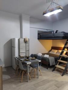 Pokój ze stołem i łóżkiem piętrowym w obiekcie ISMINI STUDIOS w mieście Menídion