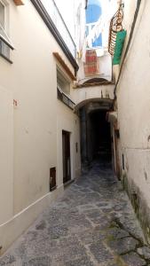 Une allée dans une ruelle entre deux bâtiments dans l'établissement Il Munazzeno Centro Storico Amalfi, à Amalfi