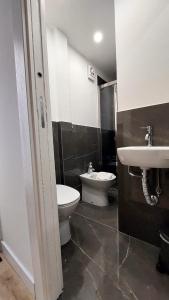ein Bad mit einem WC und einem Waschbecken in der Unterkunft Il Munazzeno Centro Storico Amalfi in Amalfi