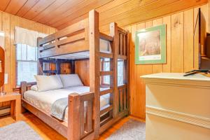 - une chambre avec des lits superposés dans une cabine dans l'établissement East Tawas Cabin with Deck, Backyard and Fire Pit!, à East Tawas