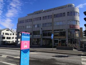 budynek na ulicy z znakiem przed nim w obiekcie 101 Guesthouse Hotel w Reykjavík