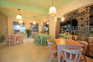 a restaurant with tables and chairs in a room at Hotel Emberá in Apartadó