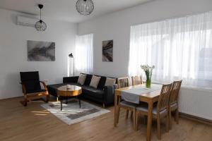 Apartmani Murić - Ena في بييلوفار: غرفة معيشة مع أريكة وطاولة