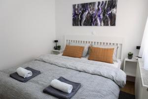 Apartmani Murić - Ena في بييلوفار: غرفة نوم عليها سرير وفوط