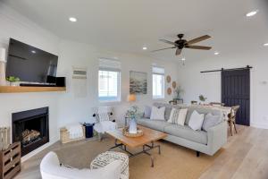 un salon avec un canapé et une cheminée dans l'établissement Modern Luxury Retreat Walk to Tims Ford Lake!, à Winchester