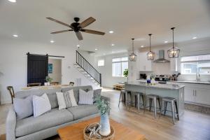 un salon et une cuisine avec un canapé et une table dans l'établissement Modern Luxury Retreat Walk to Tims Ford Lake!, à Winchester