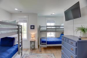 - une chambre avec 2 lits superposés et une télévision à écran plat dans l'établissement Modern Luxury Retreat Walk to Tims Ford Lake!, à Winchester 32 autres photos