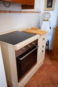een keuken met een zwarte oven bij Agriturismo Campo Contile in Chianciano Terme