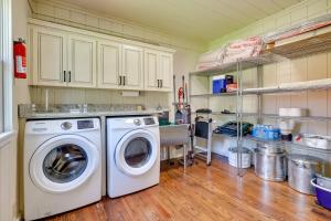 uma lavandaria com máquina de lavar e secar roupa em Spacious Alabama Retreat - Deck, Grill and Fire Pit! em Crane Hill