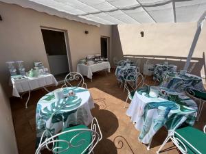 ein Zimmer mit Tischen und Stühlen in einem Zimmer in der Unterkunft De LoCa Rooms in Tropea