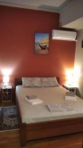 1 dormitorio con 1 cama con 2 toallas en ELENI's House-Near the Old Railway Station, en Nauplia