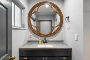 een badkamer met een wastafel en een spiegel bij Spring-Fed Lake Waterfront King Bed Suites Pet Friendly in Orlando