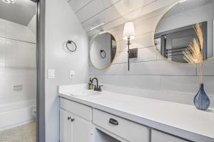 een badkamer met een wastafel en een spiegel bij Spring-Fed Lake Waterfront King Bed Suites Pet Friendly in Orlando