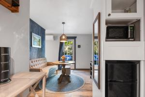 een keuken en een woonkamer met een tafel bij Spring-Fed Lake Waterfront King Bed Suites Pet Friendly in Orlando