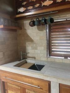 Kuchyň nebo kuchyňský kout v ubytování 'Crows Nest' Studio Apt.