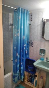 baño con ducha con cortina azul en ELENI's House-Near the Old Railway Station, en Nauplia