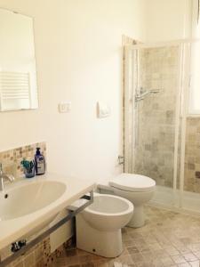 ポルト・サン・ジョルジョにあるTrentHouseのバスルーム(洗面台、トイレ、シャワー付)