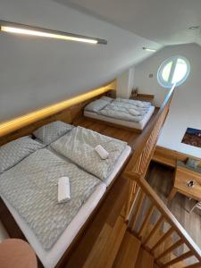 2 camas en una habitación con escalera en Palava eu 7 en Pavlov