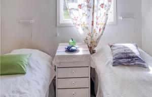 1 dormitorio con 2 camas individuales y mesita de noche en Gorgeous Home In Mrbylnga, With Kitchen, en Mörbylånga