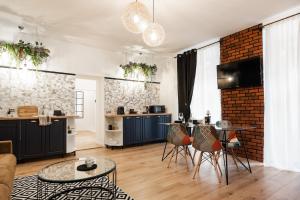 uma cozinha e sala de estar com uma parede de tijolos em ComFee Apartment - Ultracentral em Brasov