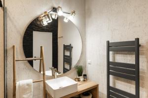 uma casa de banho com um lavatório e um espelho em ComFee Apartment - Ultracentral em Brasov
