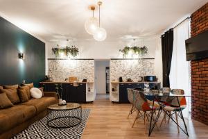 uma sala de estar com um sofá e uma mesa em ComFee Apartment - Ultracentral em Brasov