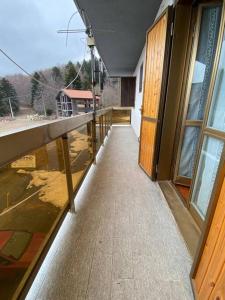 un balcón de un edificio con vistas al agua en Appartamento Cerreto Laghi, en Cerreto Laghi