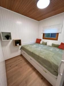 ein Schlafzimmer mit einem großen Bett in einem Zimmer in der Unterkunft SREČNA HIŠKA Aqualuna & Terme Olimia G122 in Podčetrtek