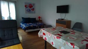 ブローニュ・シュル・メールにあるFranglais Flatsのベッドルーム1室(ベッド1台、掛け布団付きのテーブル付)