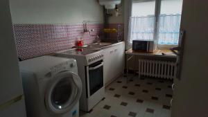 a kitchen with a washing machine and a washer at Franglais Flats in Boulogne-sur-Mer