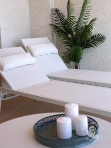 2 weiße Betten in einem Zimmer mit Pflanze in der Unterkunft Flamenco Ambar Luxury Apartment 15 Planta in Calpe