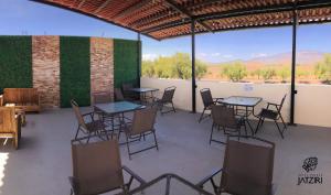un patio con mesas y sillas y vistas. en Hotel Jatziri en San Juan Teotihuacan