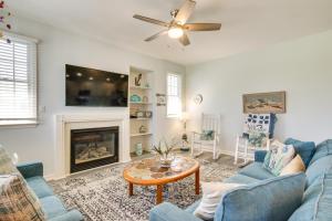 ein Wohnzimmer mit blauen Sofas und einem Kamin in der Unterkunft 2 Mi to Beach Ocean View Oasis with Resort Access! in Ocean View