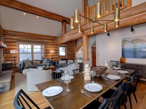 una sala da pranzo e un soggiorno con tavolo e sedie di Powder Ridge Cabin 6 Rose Bud a Big Sky