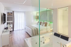 Кровать или кровати в номере Tigotan Lovers & Friends Playa de las Americas - Adults Only (+18)